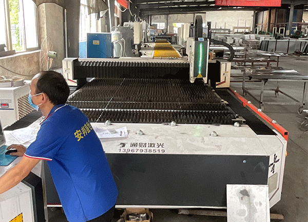 激光切割門扇生產線