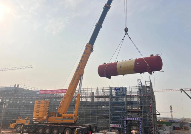 首臺大型設備“落戶”，氯堿新能源項目吹響工程設備安裝新號角！(圖1)