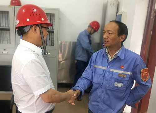 王大真到宜都園區、股份公司看望慰問基層黨員